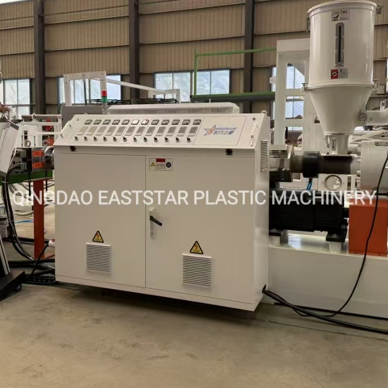 Echipamentul de conducte de apă din PVC cu o singură ieșire și două conducte a fost pus în funcțiune cu succes și pus în producție la fabrica unui client.