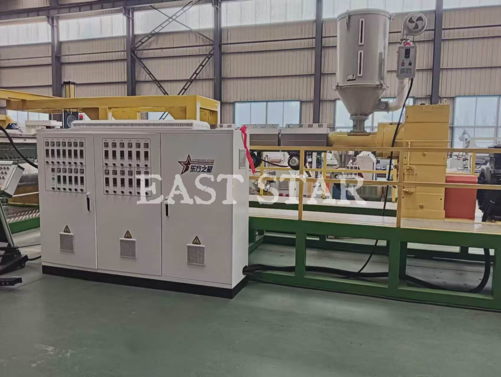 Inovație revoluționară! Qingdao EASTSTAR Noua linie de extrudare a foilor cu centură de gunoi de grajd de 2,4 metri a ieșit cu succes din linie
