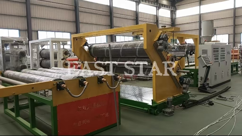 Linie de producție de foi de curele de gunoi de grajd de 2,4 metri instalată și gata pentru ambalare