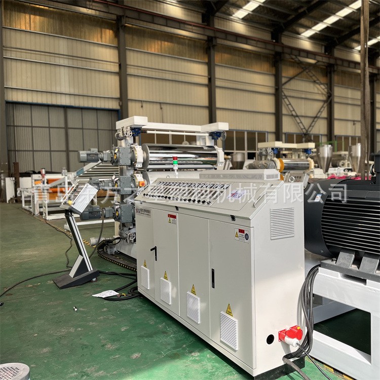 Vizite ale clienților pentru linia de producție a plăcilor cu model diamant din PVC pentru creșterea animalelor