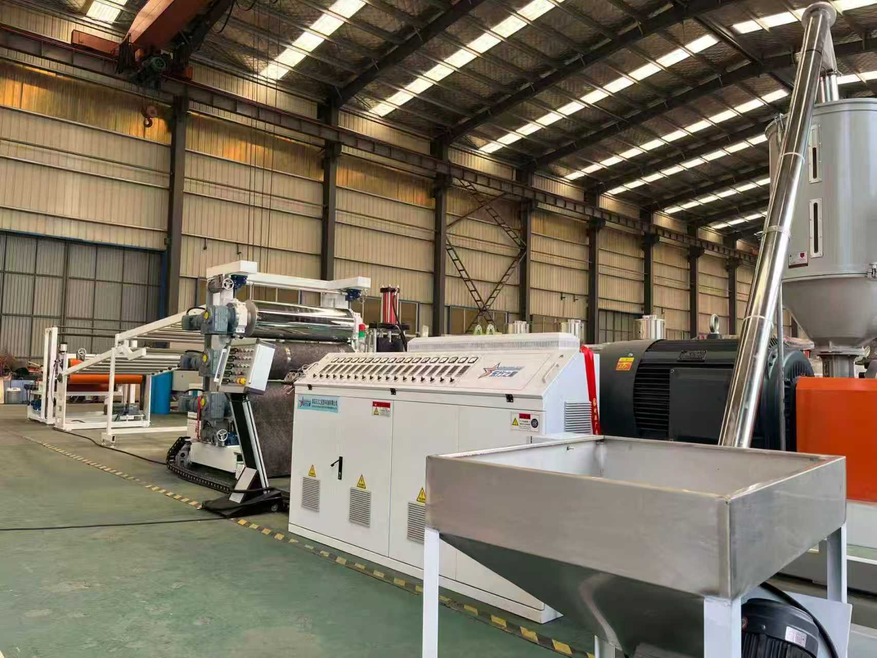 QINGDAO EASTSTAR salută clienții pentru inspecția echipamentelor anti-alunecare TPE/TPV/TPU/TPR