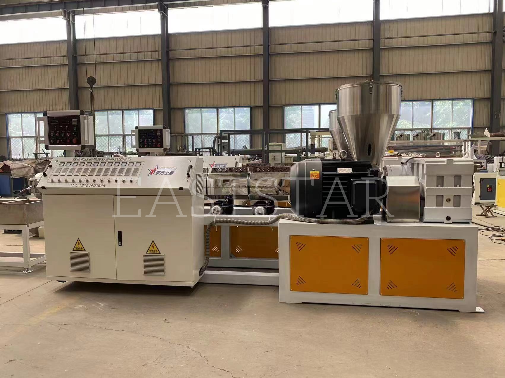 Echipa noastră tehnică realizează asamblarea de precizie a granulatorului paralel cu dublu șurub TSSK65 pentru clientul nostru arab