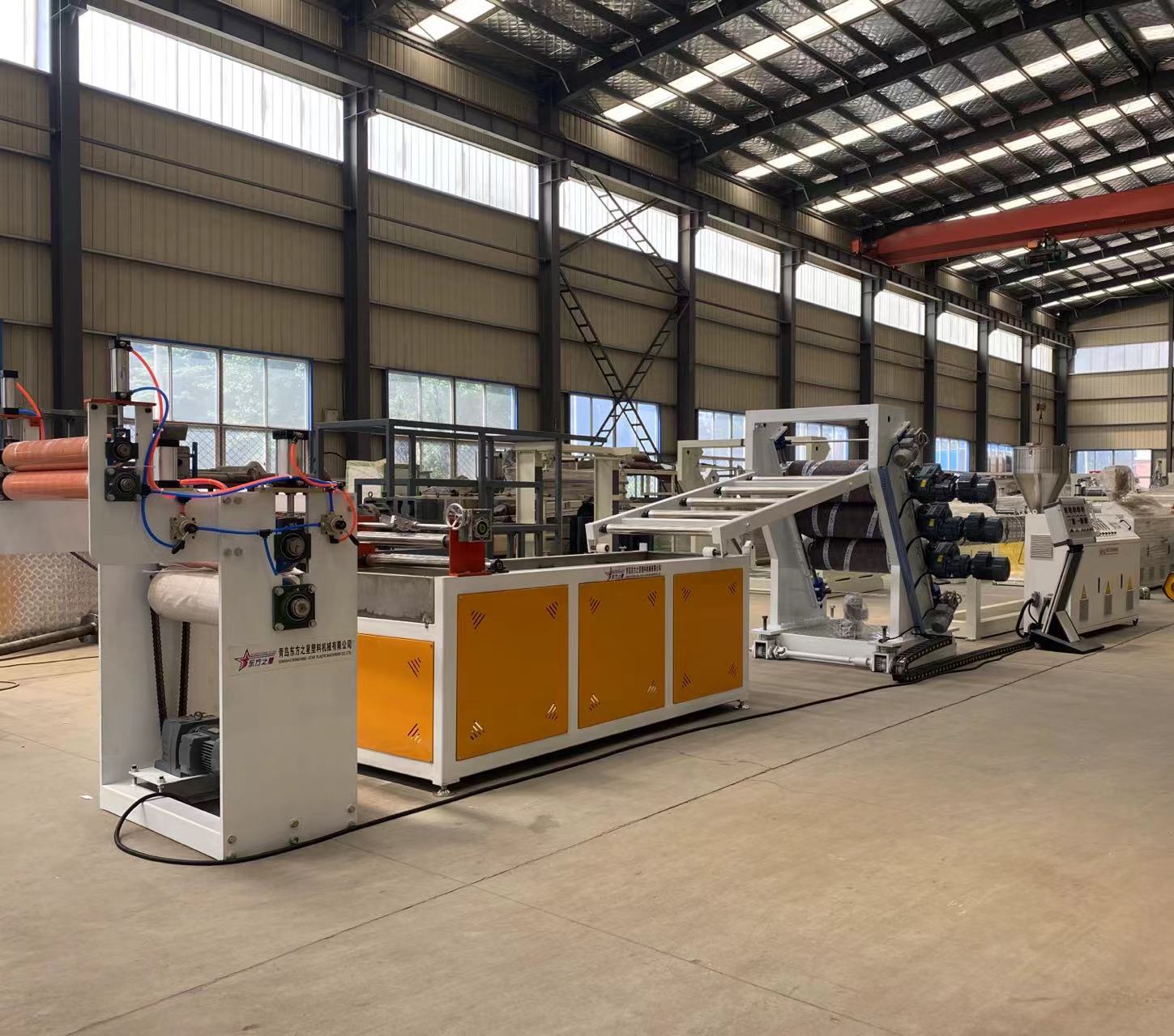 Soluțiile profesionale pentru linia de producție de perdele flexibile pentru uși din PVC permit producția eficientă de perdele industriale