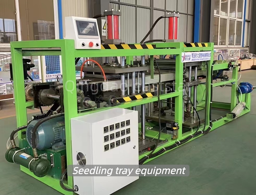 Clienții indieni vizitează tava pentru răsaduri și echipamentele de control al rădăcinilor, discutând despre soluții moderne de plantare agricolă