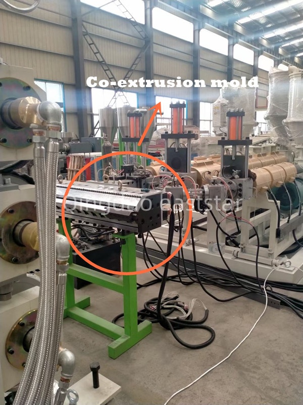 Linia de producție profesională a foilor de coextrudare multistrat ABS permite fabricarea de materiale compozite de înaltă performanță