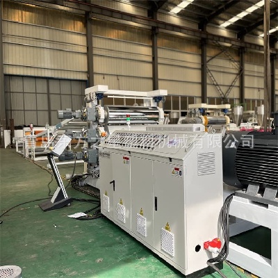 Producția de foi flexibile: linia profesională de producție de foi flexibile SPVC permite dezvoltarea animalelor moderne și a materialelor de construcții